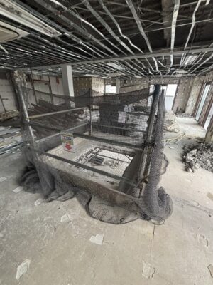 葛飾区200坪 内装解体 開口部養生