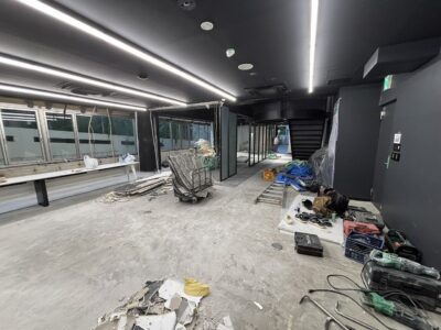 東京都渋谷区神南の店舗改修工事に伴う内装解体・長尺シート撤去作業
