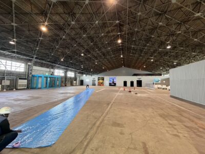 映画館の改修に伴う内装解体前の養生作業