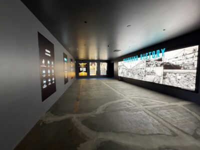 横浜市の映画館内装解体工事｜撤去前のスクリーンと壁