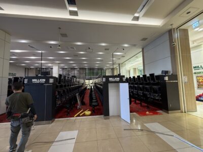 埼玉県所沢市のパチンコ店で島解体に向けたタイルカーペット・椅子撤去前の様子