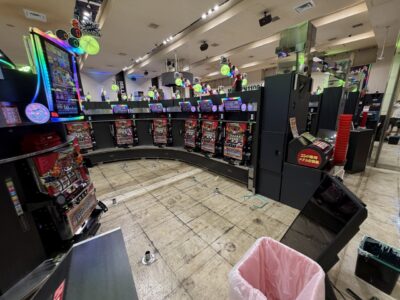 埼玉県所沢市のパチンコ店で島解体に向けたタイルカーペット・椅子撤去完了後