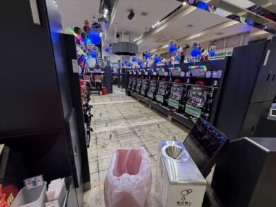 埼玉県所沢市のパチンコ店で島解体に向けたタイルカーペット・椅子撤去完了後