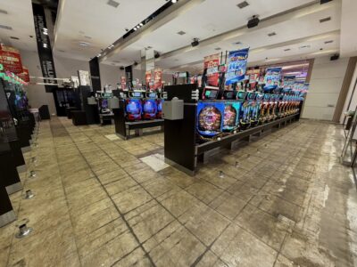 埼玉県所沢市のパチンコ店で島解体に向けたタイルカーペット・椅子撤去完了後